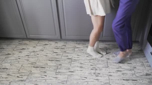 Low angle shot van paar dansen valse in keuken ochtend — Stockvideo