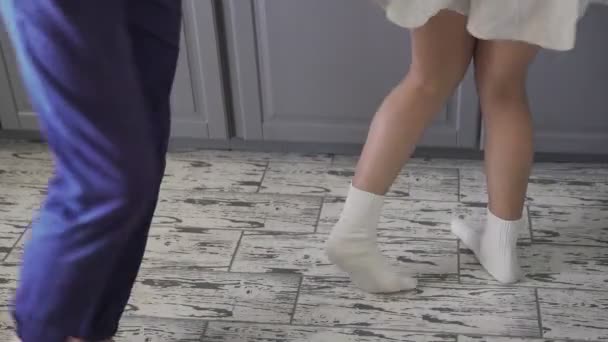 Joyeux jeune couple nouvellement marié danse en écoutant de la musique dans la cuisine matin à la maison dans l'amour s'amuser.Concept de : danse, amour, famille, bonheur — Video