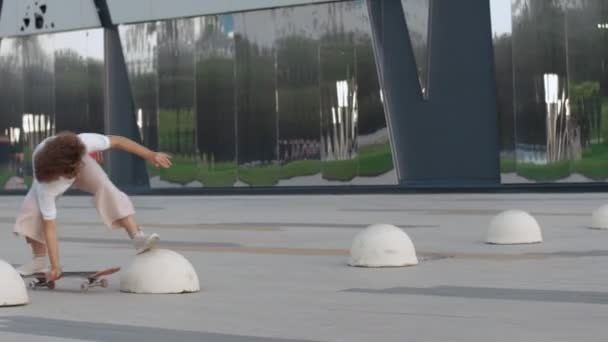 若いですプロ女性スケートボーダー作るトリックでザ公園 — ストック動画