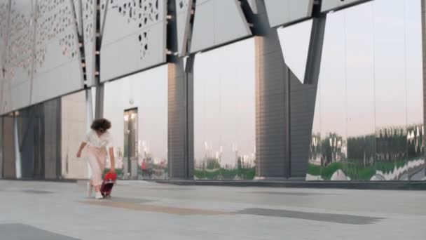 Молодая женщина скейтбордистка и прыгунья Олли трюк в современном парке — стоковое видео