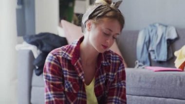 Oturma odasının zeminini temizleyen bir kadının portresi