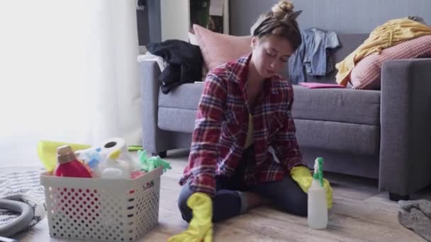 Vrouw die de vloer van de woonkamer schoonmaakt — Stockvideo