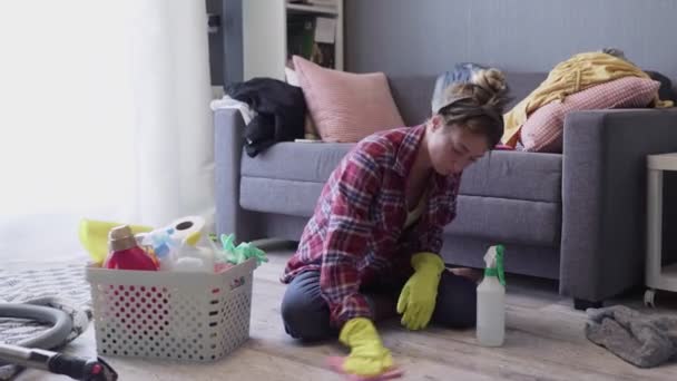 Huisvrouw reinigt de vloer met speciaal wasmiddel. — Stockvideo