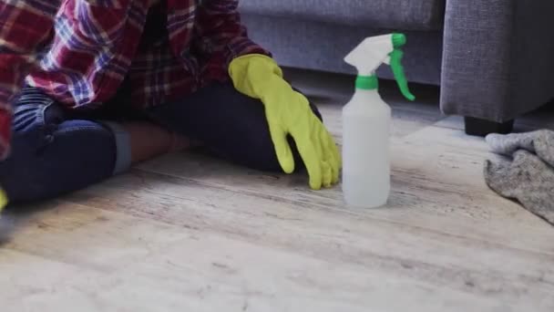 Unrecognizable woman cleans the floor with special detergent. — Stock Video