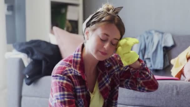 Retrato de una mujer cansada limpiando el suelo de la sala — Vídeo de stock