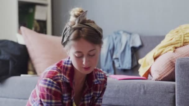 Dolly pohyb ženy úklid podlahy v obývacím pokoji — Stock video