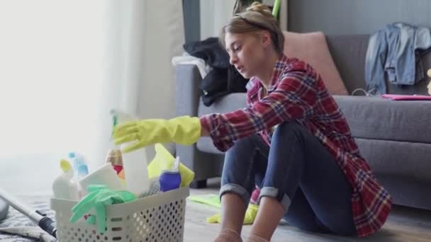 Ama de casa terminada limpia el suelo con detergente especial . — Vídeos de Stock