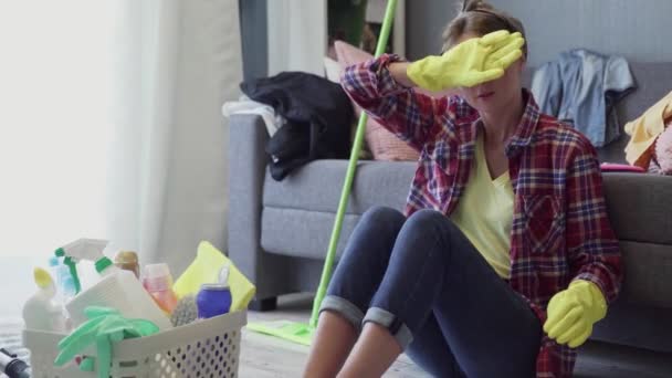 Dona de casa terminou limpa o chão com detergente especial . — Vídeo de Stock