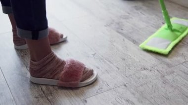 Oturma odasındaki yerleri temizleyen kadın. Yakın plan..