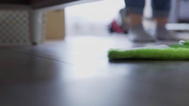 Yatağın altını temizleyen kadın. Kapat.