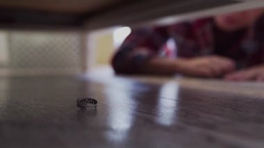 Kadın yatağın altında kayıp bir yüzük buldu.