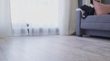 Kova ve paspasla yürüyen kadın, ev temizleme servisi reklamı.