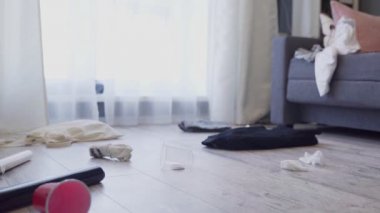 Partiden sonra evinde bırakılan dağınıklıktan dehşete düşmüş bir kadın, temizlik servisi. Kâhya, oda manzarasından, bekarlığa veda partisinden, kaostan ve kirli yıkamadan, aşırı çalışan karısından, temizlikten şoke olmuş hissediyor.