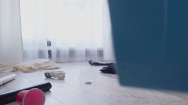 Partiden sonra evinde bırakılan dağınıklıktan dehşete düşmüş bir kadın, temizlik servisi. Kâhya, oda manzarasından, bekarlığa veda partisinden, kaostan ve kirli yıkamadan, aşırı çalışan karısından, temizlikten şoke olmuş hissediyor.