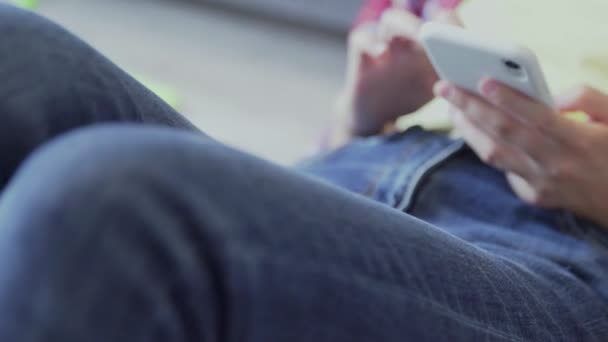 Belle jeune femme se repose sur le sol après avoir nettoyé et utilisé le téléphone — Video