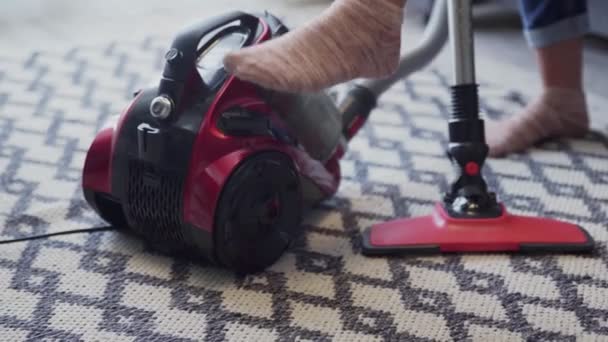 Femme allumé l'aspirateur et commencer à nettoyer le tapis — Video