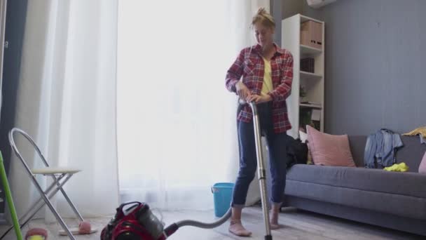 Mujer usando aspiradora escuchar música y bailar — Vídeo de stock