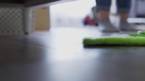 Vrouw die vloeren onder bed schoonmaakt. Sluiten. — Stockvideo