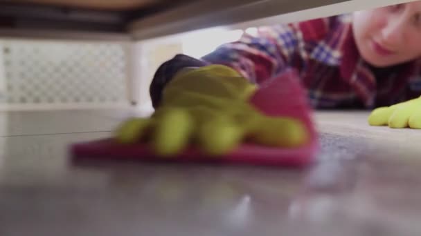 Primer plano de la mujer limpia el suelo debajo de la cama con detergente especial . — Vídeo de stock