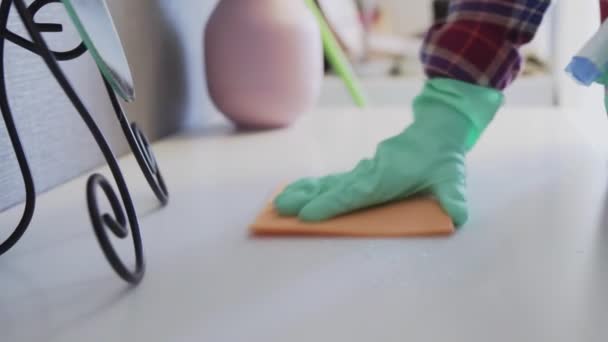 Jeune femme utilisant un chiffon orange pour enlever la poussière de la table — Video