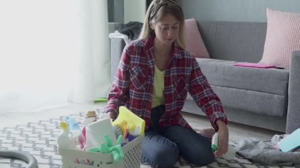 Dona de casa limpa o tapete com detergente especial . — Vídeo de Stock