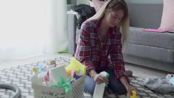 Jovem mulher limpa o tapete com detergente especial . — Vídeo de Stock