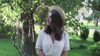 Genç adam kız arkadaşına kahve ve tatlı getirir. Yaz parkında buluşuyorlar.