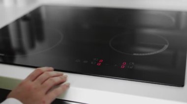 Kadın elinin yakın çekim düdüklü tenceresini açtı.