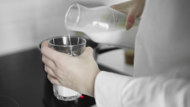 Cocinar la leche orgánica natural, hervir la leche en macetas, la leche que se vierte en una sartén — Vídeos de Stock