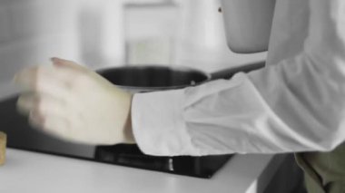 Doğal organik süt pişir, sütü tencerede kaynat, sütü tavaya dök.