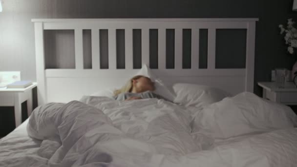 Rädd kvinna vaknar upp efter mardröm och titta på kameran — Stockvideo