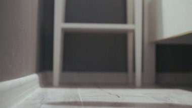 Kadın çoraptır, yataktan kalkıp dışarı çıkar.