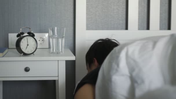 Dorstige man die thuis wakker wordt en water drinkt in bed — Stockvideo