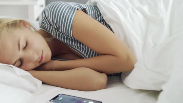 Frumoasa femeie tânără se trezește și vorbește la telefon — Videoclip de stoc