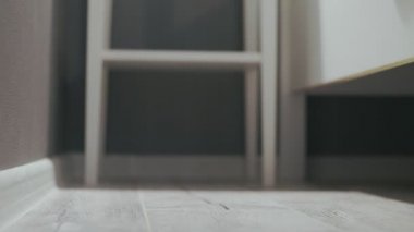 Kadın gri terliklerini çıkarıp uykuya dalıyor.