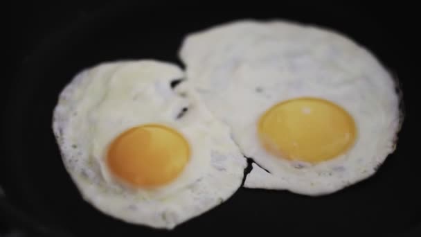 Kvinna lägger kokta två ägg på tallriken — Stockvideo
