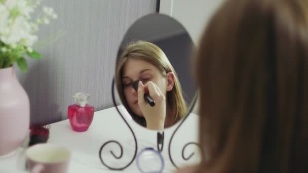 Mujer de belleza aplicando maquillaje y bebiendo té. Hermosa chica mirando en el espejo y la aplicación de cosméticos con un cepillo grande . — Vídeo de stock