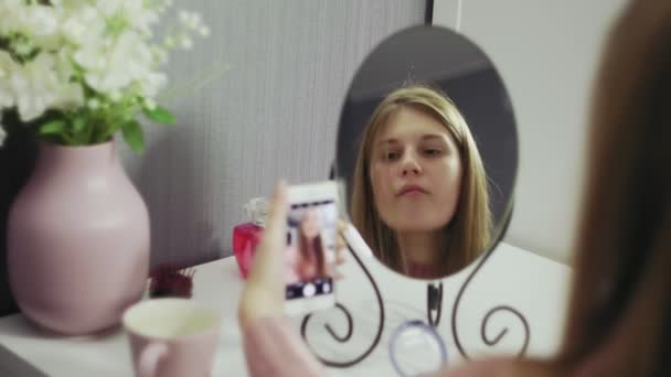 Sonriente mujer tomando móvil selfie foto en el teléfono en espejo . — Vídeos de Stock