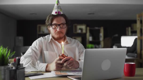 Trauriger Geschäftsmann feiert einsamen Geburtstag im Büro — Stockvideo