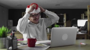 Noel 'de ofiste mutlu bir yönetici