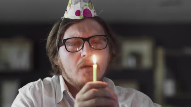 Triste manager che festeggia un compleanno solitario in ufficio — Video Stock