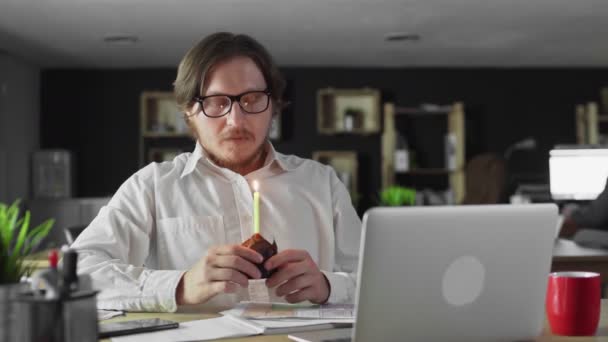 Manager feiert einsamen Geburtstag und macht einen Wunsch im Büro — Stockvideo