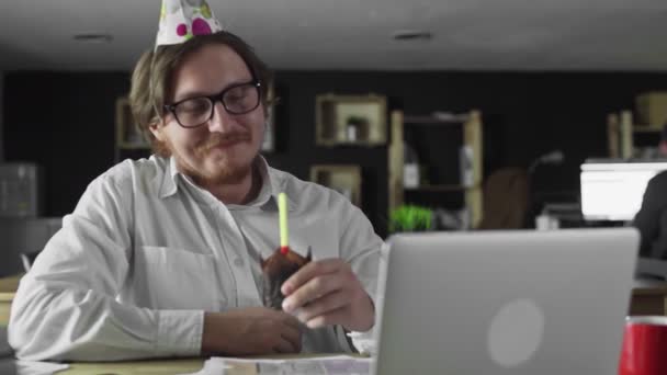 Alone businessman celebrating birthday in the office — Stock Video