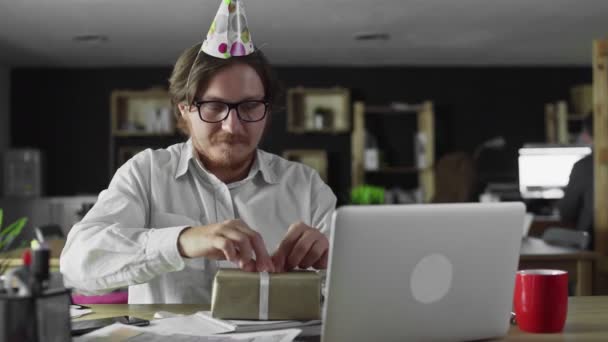 혼자 일하는 사업가가 생일 선물을 하는 사무실에서 — 비디오