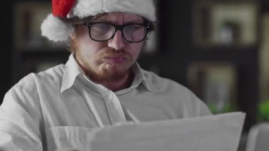 İşadamı Noel 'de ofiste belge okuyor