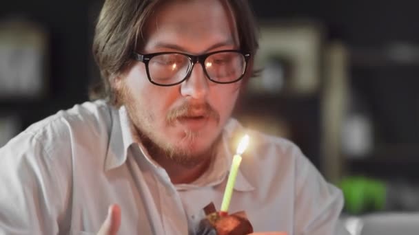 Manager festeggia un compleanno solitario e spegne una candela in ufficio — Video Stock