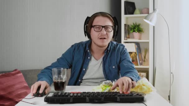 Pro Gamer en auriculares juega en primera persona Shooter en su ordenador personal . — Vídeos de Stock