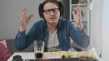 Evde video oyunu oynayan genç adam kaybettikten sonra üzülüyor