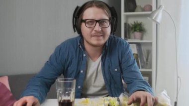 Evde video oyunu oynayan genç adam kaybettikten sonra üzülüyor