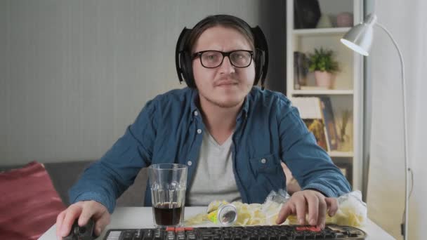 Porträtt av dissapointed och frustrerad gamer med headset spelar i datorn online TV-spel hemma — Stockvideo